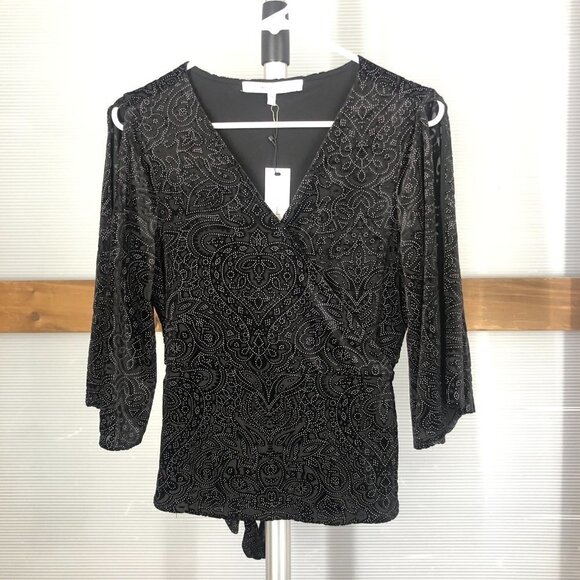Cupcakes &‎ CASHMERE NWT Black White Floral Velvet Open Shoulder Wrap Top Sz S - Picture 1 of 7